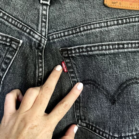 Levi’s 501 Jeans in Coal Black Size 26 High Rise Premium Denim Mom Jean Tapered - Picture 15 of 16